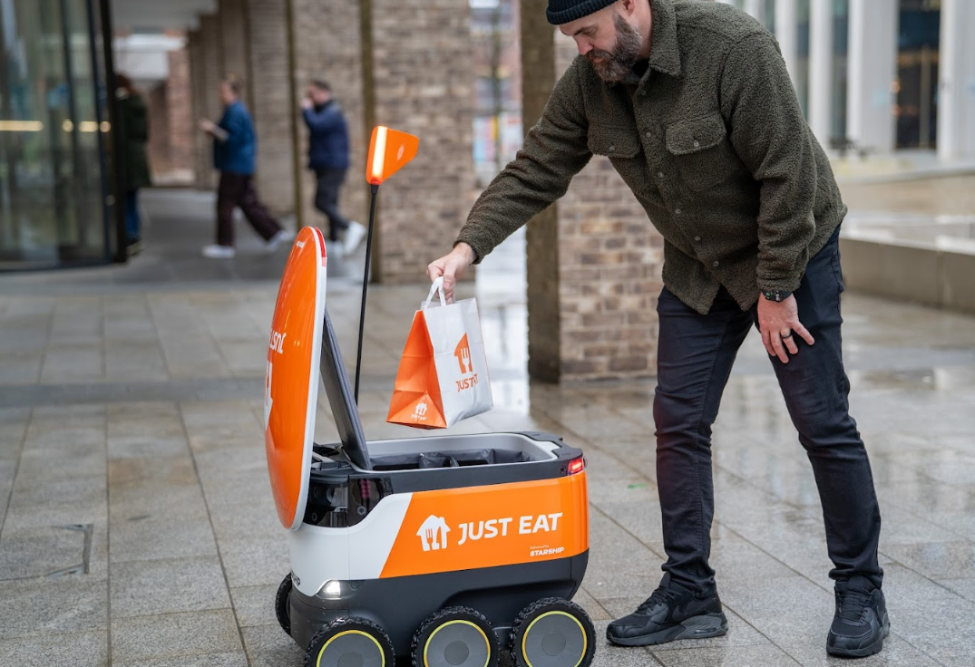 Just Eat Takeaway tests delivery with "singing" robots - RetailDetail EU